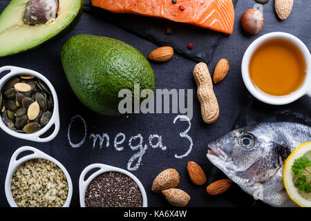 Table en ardoise noire avec un produit riche en oméga 3 et la vitamine d. écrit par omega 3 white chalk. Banque D'Images