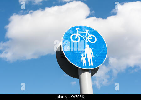 Un panneau bleu et blanc indiquant un usage commun pour les piétons et les cyclistes Banque D'Images