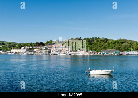 Vue de Britannia Royal Naval College et Dart Marina hotel à partir de kingswear de l'autre côté de la rivière Dart, en premier plan pour petits soleil d'été, ciel bleu Banque D'Images