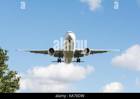 Avions à réaction volant à basse altitude en descendant vers l'aéroport de Heathrow, Terminal 4, à Hounslow, Middlesex, Royaume-Uni. Banque D'Images