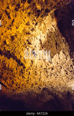 Grotte de lave stalactites sur toit, Cueva de los Verdes, attraction touristique grotte de lave en eau du tunnel, Lanzarote, îles Canaries, Espagne Banque D'Images