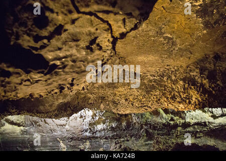 Grotte de lave stalactites sur toit, Cueva de los Verdes, attraction touristique grotte de lave en eau du tunnel, Lanzarote, îles Canaries, Espagne Banque D'Images