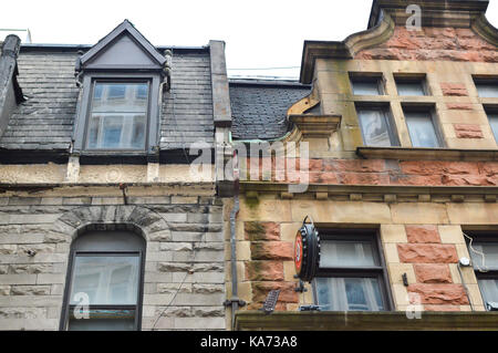 Montréal, Canada - le 16 septembre 2017 : cher maisons anciennes avec d'énormes fenêtres au centre-ville de Montréal, Canada. Banque D'Images