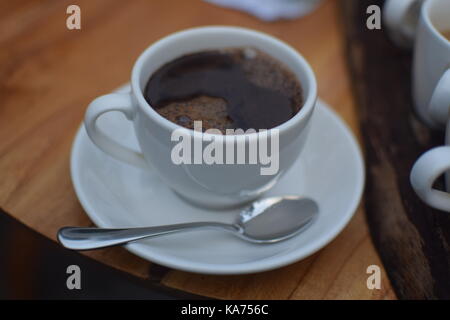 Close-up d'une tasse de Kopi Luwak, le café balinais traditionnel à base de haricots déféqué par palm civette Banque D'Images