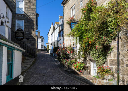 St Ives - une rue pavée pittoresque dans le quartier historique de St Ives en Cornouailles. Banque D'Images