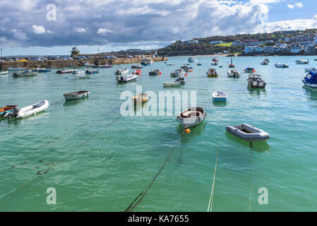 St Ives - divers bateaux et canots amarrés à marée haute dans le port de St Ives en Cornouailles. Banque D'Images