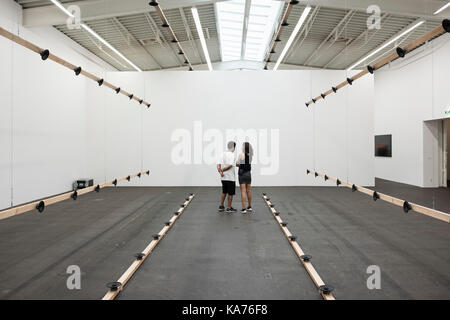 Berlin. L'Allemagne. Hamburger Bahnhof Museum d'art contemporain (Museum für Gegenwart). Les visiteurs de son Ton-Röhre (Tube), 1973/2008, l'installation sonore Banque D'Images