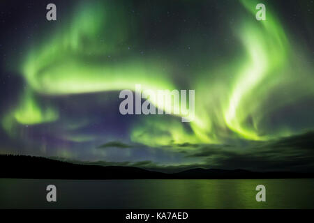 Northern Lights sur le lac luirojärvi Banque D'Images