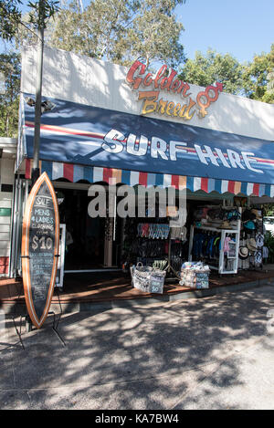 Un magasin de location de surf à Hastings Street à Noosa Heads dans le Queensland, en Australie. Hastings Street abrite également des boutiques, un complexe international standard Banque D'Images