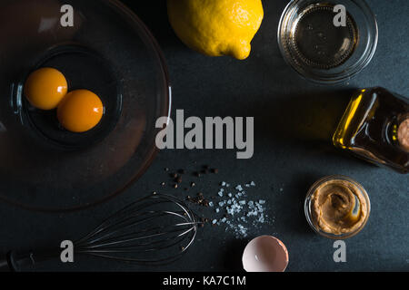 Jaunes dans un bol, fouetter pour fouetter, la moutarde l'horizontale Banque D'Images