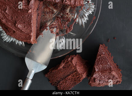 Vue de dessus du gâteau au chocolat riche en plaque de verre sur fond noir Banque D'Images