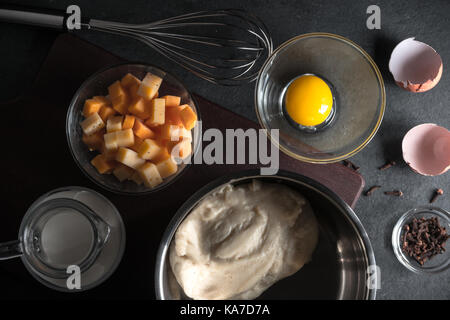 La cuisson sauce Mornay, fromage et œufs l'horizontale Banque D'Images