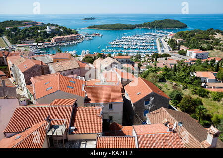 Vue sur les toits de la vieille ville et du port, vrsar, Istrie, Croatie Banque D'Images