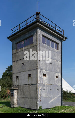 Frontière historique de la tour de guet de la RDA, à l'elbe, près de bleckede, Basse-Saxe, Allemagne Banque D'Images