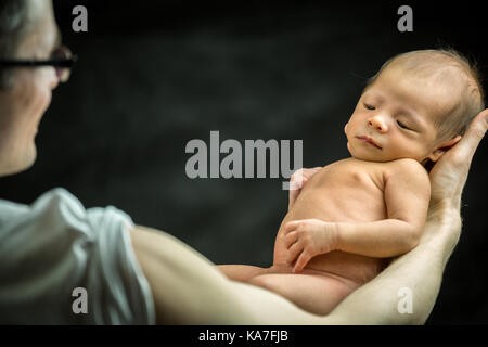 Happy father holding avec amour son fils âgé de 3 semaines Banque D'Images