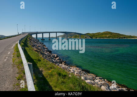 Pont vers l'île de Sommarøy, province de Troms, nord de la Norvège, Norvège Banque D'Images