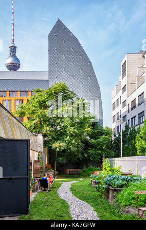 Berlin-Mitte. La compagnie des eaux de Berlin, Berliner siège Wasser AG lll, bâtiment et jardin communautaire Banque D'Images