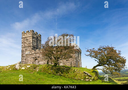 Eglise de Saint Michael de Rupe, Saint Michel de la roche, haut perchée sur un promontoire rocheux au Brentor, Dartmoor National Park, Devon, Royaume-Uni en septembre Banque D'Images