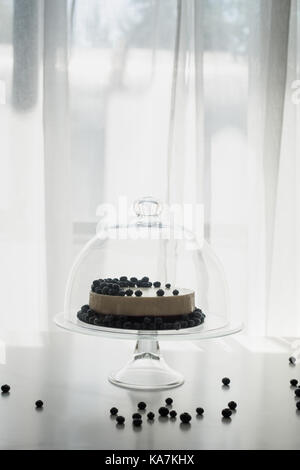 Cheesecake aux myrtilles sur son socle en verre Banque D'Images