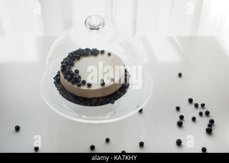 Cheesecake aux myrtilles sur son socle en verre Banque D'Images