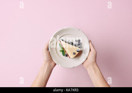 Woman holding tranche de cheesecake Banque D'Images