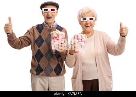 Les personnes âgées gaies avec des lunettes 3d et faire du pop-corn Thumbs up signe isolé sur fond blanc Banque D'Images