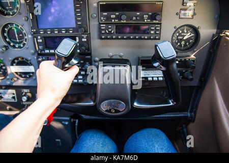 Prague, République tchèque - 9.09.2017 : part de projets pilotes sur le volant en petit avion et tableau de bord Banque D'Images
