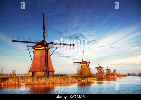 La route menant à la Dutch windmills du canal à rotterdam. holland. netherland Banque D'Images