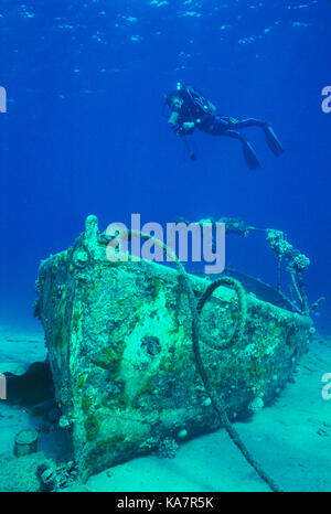 L'Égypte. Mer Rouge. La plongée sous-marine. Au cours plongeur épaves bateau. Banque D'Images