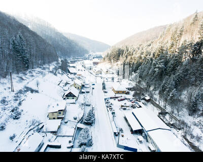 Vue aérienne d'un village en hiver. Banque D'Images