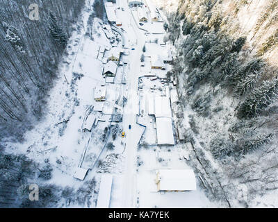 Vue aérienne d'un village en hiver. Banque D'Images