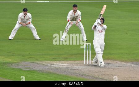 Manchester, UK. 25 septembre, 2017. Rory burns (Surrey) et Ciel est capturé par shiv chanderpaul pour 18 le premier jour du dernier match de championnat de la comté 2017 saison à unis Old Trafford entre lancashire et Surrey. Les deux parties se battent pour la deuxième position dans le championnat du comté d'Essex, à avoir déjà remporté le titre. crédit : John Fryer/Alamy live news Banque D'Images