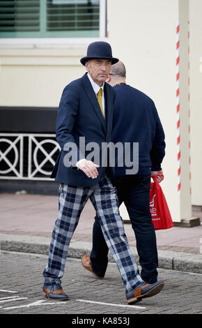 Brighton, UK. 25 septembre, 2017. un membre du personnel du grand hôtel de Brighton portant un de leurs nouveaux uniformes au cours de la conférence du parti travailliste crédit : Simon dack/Alamy live news Banque D'Images