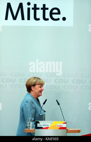 Berlin, Allemagne. 25 septembre 2017. Angela Merkel, chancelière allemande et dirigeante de l'Union chrétienne-démocrate (CDU), assiste à une conférence de presse au siège de la CDU à Berlin, en Allemagne, le 25 septembre 2017. Selon les résultats préliminaires publiés lundi matin, la coalition de l'Union chrétienne-démocrate (CDU) de Merkel et de son parti frère bavarois, l'Union chrétienne-socialiste (CSU), a obtenu 33 pour cent des voix, en recul par rapport aux 41 pour cent de 2013. Cependant, il annonçait toujours un quatrième mandat pour elle, avec le soutien d'autres partis. Crédit : Luo Huanhuan/Xinhua/Alamy Live News Banque D'Images