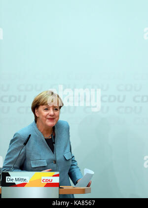 Berlin, Allemagne. 25 septembre 2017. Angela Merkel, chancelière allemande et dirigeante de l'Union chrétienne-démocrate (CDU), assiste à une conférence de presse au siège de la CDU à Berlin, en Allemagne, le 25 septembre 2017. Selon les résultats préliminaires publiés lundi matin, la coalition de l'Union chrétienne-démocrate (CDU) de Merkel et de son parti frère bavarois, l'Union chrétienne-socialiste (CSU), a obtenu 33 pour cent des voix, en recul par rapport aux 41 pour cent de 2013. Cependant, il annonçait toujours un quatrième mandat pour elle, avec le soutien d'autres partis. Crédit : Luo Huanhuan/Xinhua/Alamy Live News Banque D'Images