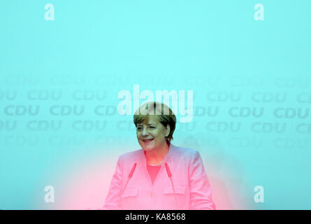 Berlin, Allemagne. 25 septembre 2017. Angela Merkel, chancelière allemande et dirigeante de l'Union chrétienne-démocrate (CDU), assiste à une conférence de presse au siège de la CDU à Berlin, en Allemagne, le 25 septembre 2017. Selon les résultats préliminaires publiés lundi matin, la coalition de l'Union chrétienne-démocrate (CDU) de Merkel et de son parti frère bavarois, l'Union chrétienne-socialiste (CSU), a obtenu 33 pour cent des voix, en recul par rapport aux 41 pour cent de 2013. Cependant, il annonçait toujours un quatrième mandat pour elle, avec le soutien d'autres partis. Crédit : Luo Huanhuan/Xinhua/Alamy Live News Banque D'Images