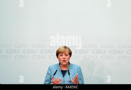 Berlin, Allemagne. 25 septembre 2017. Angela Merkel, chancelière allemande et dirigeante de l'Union chrétienne-démocrate (CDU), assiste à une conférence de presse au siège de la CDU à Berlin, en Allemagne, le 25 septembre 2017. Selon les résultats préliminaires publiés lundi matin, la coalition de l'Union chrétienne-démocrate (CDU) de Merkel et de son parti frère bavarois, l'Union chrétienne-socialiste (CSU), a obtenu 33 pour cent des voix, en recul par rapport aux 41 pour cent de 2013. Cependant, il annonçait toujours un quatrième mandat pour elle, avec le soutien d'autres partis. Crédit : Luo Huanhuan/Xinhua/Alamy Live News Banque D'Images