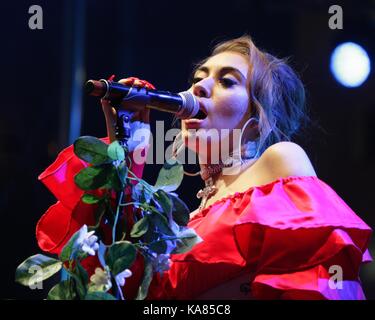 Las Vegas, Nevada, USA. Sep 24, 2017. Kali Uchis sur scène pour 2017 La vie est belle fête - SUN 2, T-Mobile Arena, Las Vegas, NV le 24 septembre 2017. Credit : JA/Everett Collection/Alamy Live News Banque D'Images