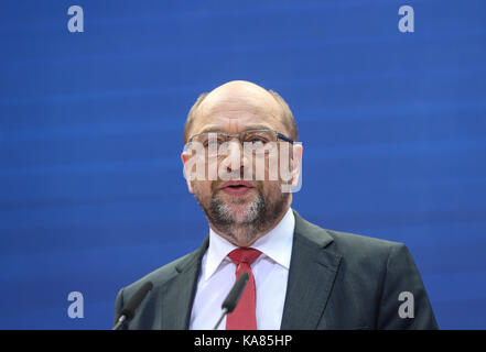 Berlin, Allemagne. 25 septembre, 2017. leader du parti social-démocrate (SPD) Martin Schulz participe au cours d'une conférence de presse au siège de la spd à Berlin, capitale de l'Allemagne, sur sept. 25, 2017. Le SPD a reçu son plus bas niveau de soutien à l'élection fédérale de 20,5 p. 100. Credit : shan yuqi/Xinhua/Alamy live news Banque D'Images