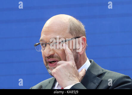 Berlin, Allemagne. 25 septembre, 2017. leader du parti social-démocrate (SPD) Martin Schulz participe au cours d'une conférence de presse au siège de la spd à Berlin, capitale de l'Allemagne, sur sept. 25, 2017. Le SPD a reçu son plus bas niveau de soutien à l'élection fédérale de 20,5 p. 100. Credit : shan yuqi/Xinhua/Alamy live news Banque D'Images