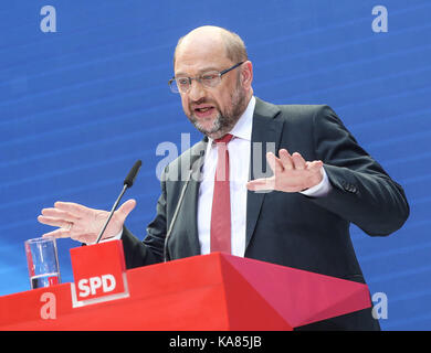 Berlin, Allemagne. 25 septembre, 2017. leader du parti social-démocrate (SPD) Martin Schulz participe au cours d'une conférence de presse au siège de la spd à Berlin, capitale de l'Allemagne, sur sept. 25, 2017. Le SPD a reçu son plus bas niveau de soutien à l'élection fédérale de 20,5 p. 100. Credit : shan yuqi/Xinhua/Alamy live news Banque D'Images