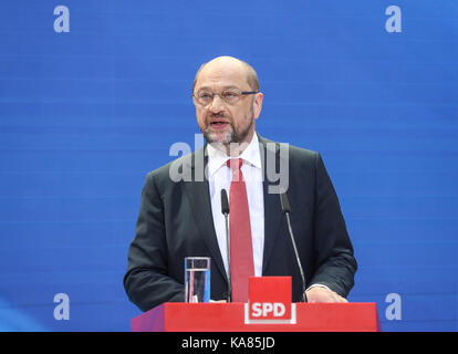 Berlin, Allemagne. 25 septembre, 2017. leader du parti social-démocrate (SPD) Martin Schulz participe au cours d'une conférence de presse au siège de la spd à Berlin, capitale de l'Allemagne, sur sept. 25, 2017. Le SPD a reçu son plus bas niveau de soutien à l'élection fédérale de 20,5 p. 100. Credit : shan yuqi/Xinhua/Alamy live news Banque D'Images