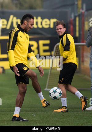 Dortmund, Allemagne. 25 septembre, 2017. du Borussia Dortmund mario goetze (r) et pierre-Frédéric Lerner aubameyang participer à une session de formation à Dortmund, en Allemagne, le 25 septembre 2017. Borussia Dortmund joue contre le real madrid en ligue des champions phase de groupes match le 26 septembre 2017. crédit : Bernd thissen/dpa/Alamy live news Banque D'Images