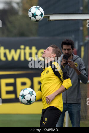 Dortmund, Allemagne. 25 septembre 2017. Lukasz Piszczek de Borussia Dortmund participe à une session de formation à Dortmund, en Allemagne, du 25 au 20 septembre 2017. Borussia Dortmund joue contre le Real Madrid lors du match de groupe de la Ligue des Champions le 26 septembre 2017. Crédit : Bernd Thissen/dpa/Alay Live News Banque D'Images