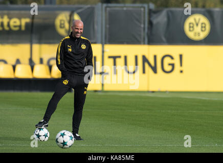 Dortmund, Allemagne. 25 septembre, 2017. Borussia Dortmund entraîneur en chef Peter Bosz rit pendant une session de formation à Dortmund, en Allemagne, le 25 septembre 2017. Borussia Dortmund joue contre le real madrid en ligue des champions phase de groupes match le 26 septembre 2017. crédit : Bernd thissen/dpa/Alamy live news Banque D'Images