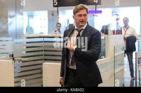 Istanbul, Turquie. 25 septembre, 2017 l'entraîneur-chef de Leipzig. hasenhuettel ralph promenades à travers le contrôle des passeports à l'aéroport d'Istanbul, Turquie, 25 septembre 2017. crédit : jan woitas/dpa-zentralbild/dpa/Alamy live news Banque D'Images