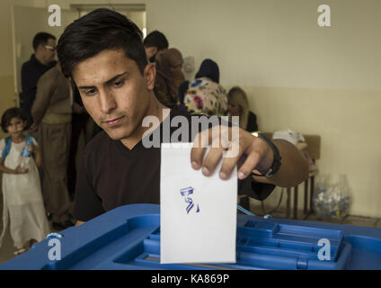 25 septembre 2017 - Erbil, Irak, Kurdistan -jeune homme kurde est déposer son bulletin, au cours de l'indépendance du Kurdistan. Credit : référendum berci feher/zuma/Alamy fil live news Banque D'Images