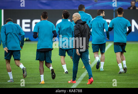 Dortmund, Allemagne. 25 septembre, 2017. l'entraîneur-chef Madrid Zinedine Zidane (m) La montre une session de formation à Dortmund, en Allemagne, le 25 septembre 2017. real madrid joue contre le Borussia Dortmund en ligue des champions phase de groupes match le 26 septembre 2017. crédit : Bernd thissen/dpa/Alamy live news Banque D'Images