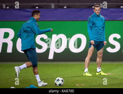 Dortmund, Allemagne. 25 septembre, 2017. Madrid Christiano Ronaldo (l) et Gareth Bale participer à une session de formation à Dortmund, en Allemagne, le 25 septembre 2017. real madrid joue contre le Borussia Dortmund en ligue des champions phase de groupes match le 26 septembre 2017. crédit : Bernd thissen/dpa/Alamy live news Banque D'Images