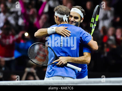 Prague, République tchèque. Sep 23, 2017 joueur de tennis espagnol Rafael Nadal, à gauche, et son coéquipier, joueur de tennis suisse Roger Federer (Team Europe) sont vus au cours de la 8e match contre nous, les doubles, les joueurs de tennis Sam Querrey et jack sock (monde) au sein de l'équipe de la première édition du tournoi de tennis de la coupe la cuve à Prague, en République tchèque, le 23 septembre 2017. crédit : vit simanek/ctk photo/Alamy live news Banque D'Images